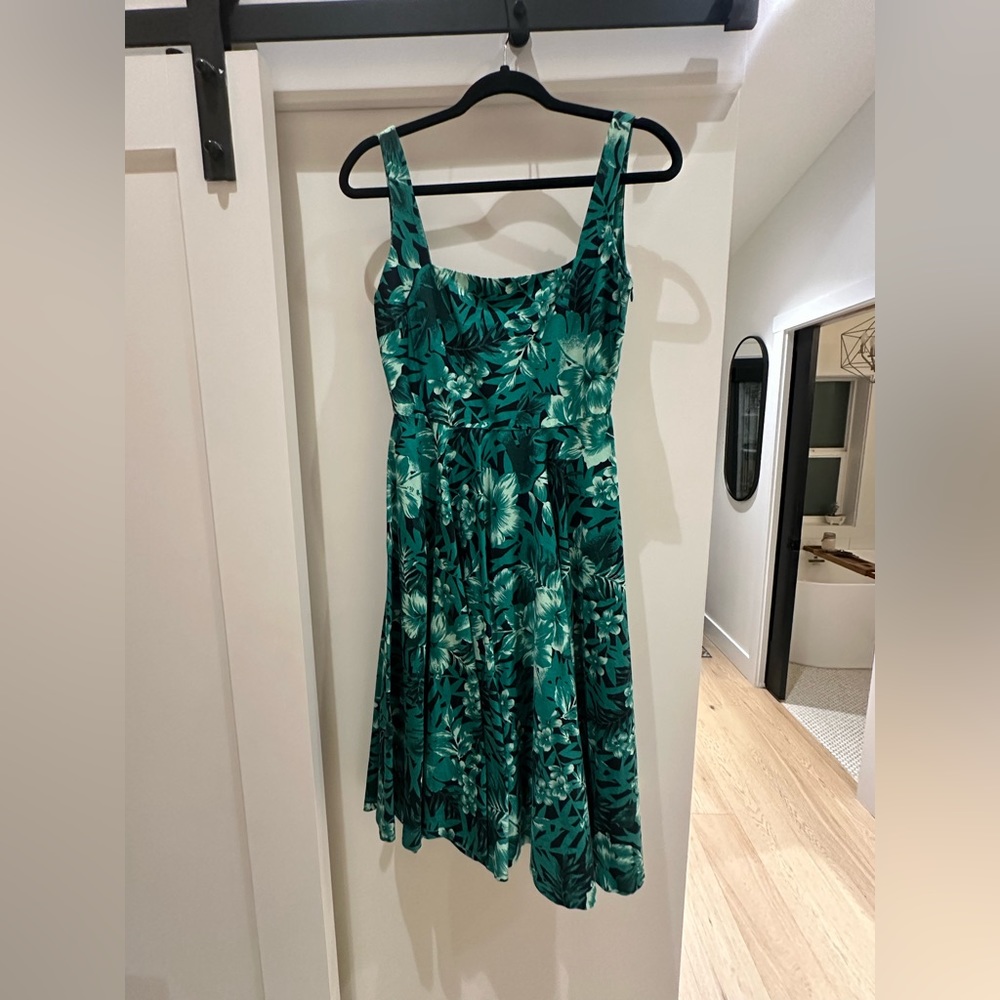 Size US8 for and flare green Zara dress